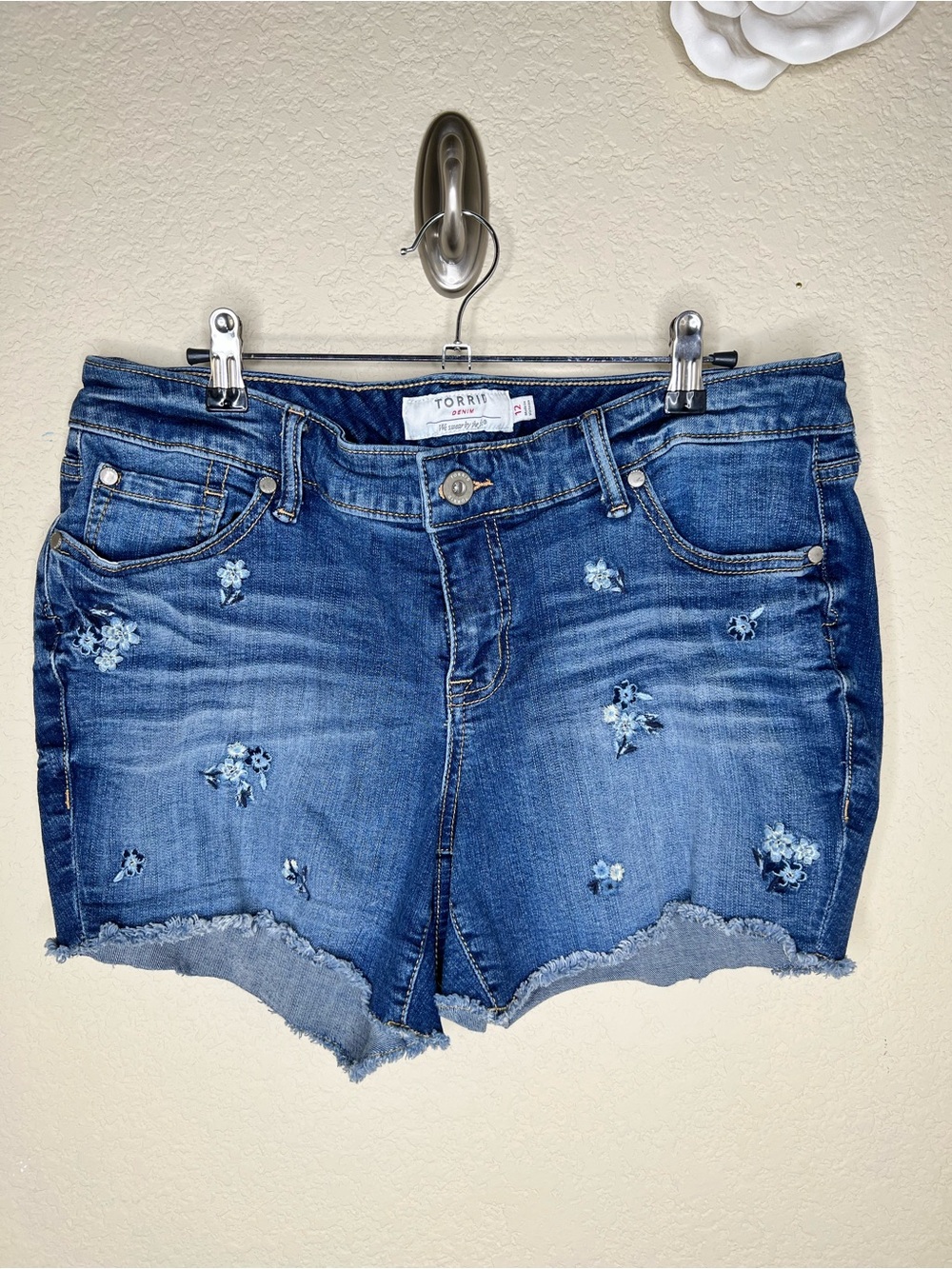 NTM: Torrid Floral Embroidered Denim Cutoff Shorts Raw Hem Stretch Size 12